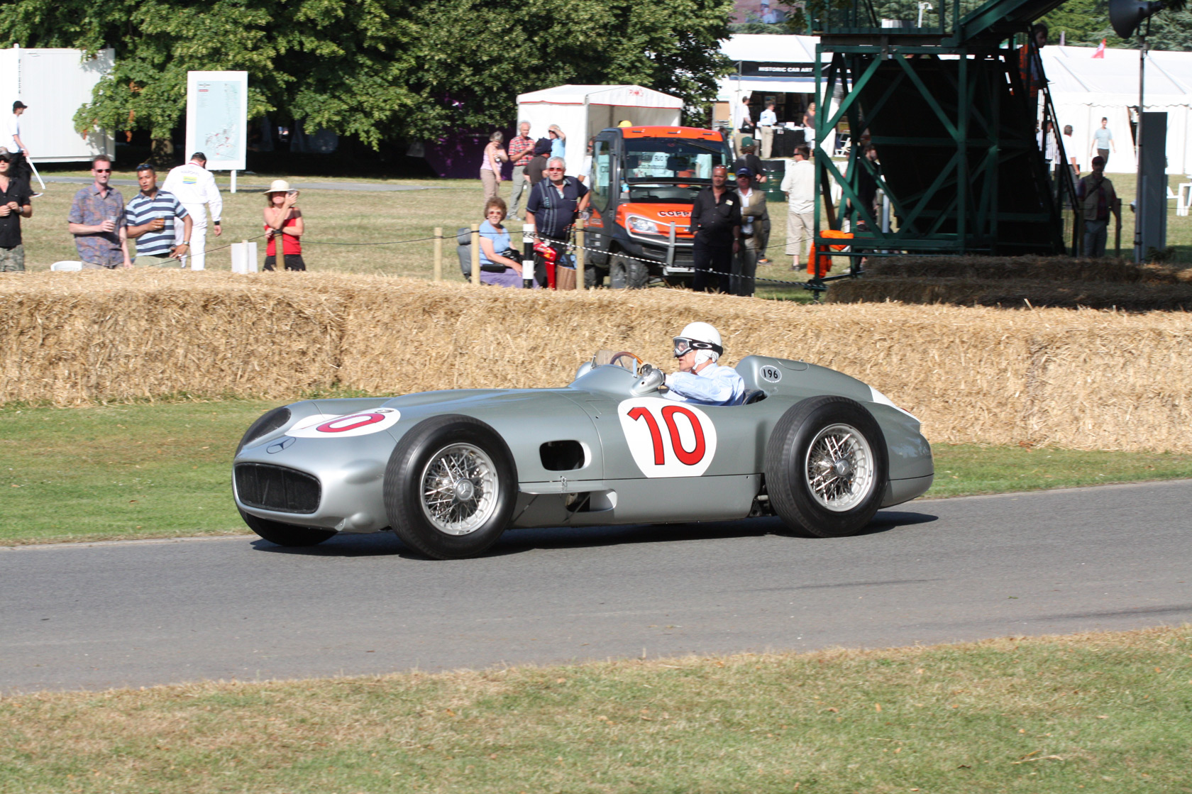 Mercedes celebrate Goodwood FOS theme ‘Flat out and Fearless’