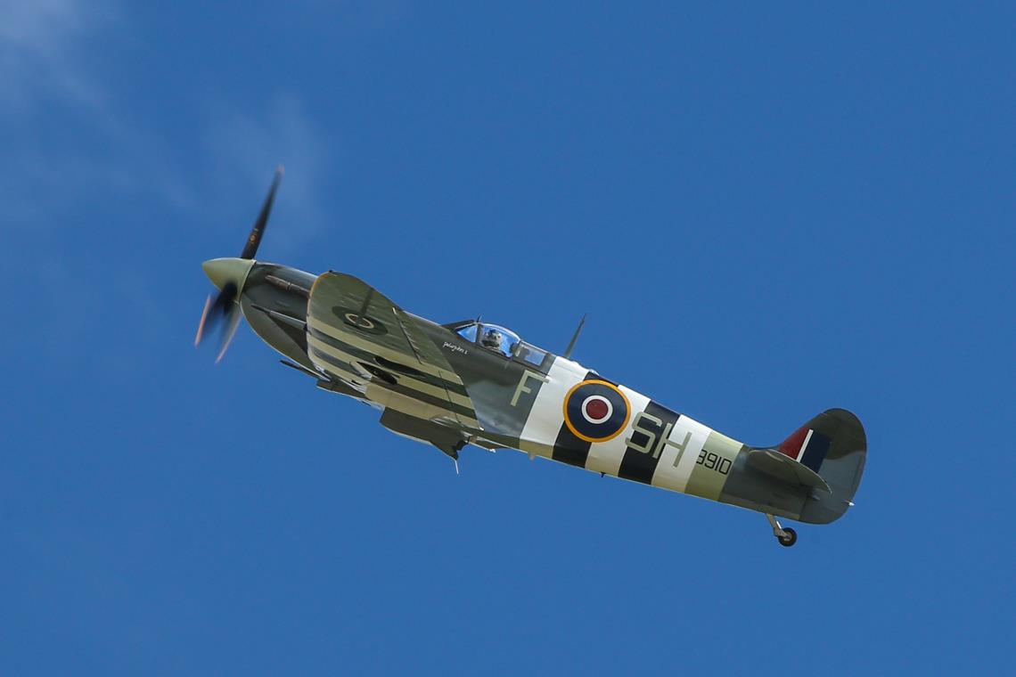Off Track action at Donington Historic Festival