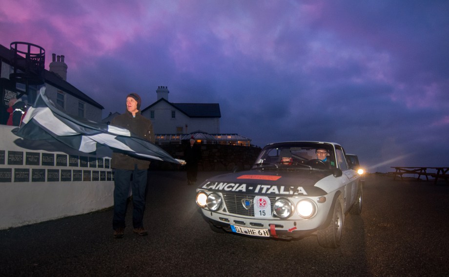 Le jog competitors prepare to pit themselves against the elements